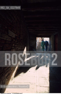 Caption: Nome:..GHETTO NOVO : SOTTOPORTICO DEL GHETTO NOVO    ....Localizzazione:..VENEZIA / CANNAREGIO / GHETTO NOVO..VENICE / CANNAREGIO  / GHETTO NOVO  ..Soggetto:..SOTTOPORTICO DEL GHETTO NOVO  ....Cronologia:......Autore:......Stile:......Editori Stampatori:......Committenza:......Materia e Tecnica:......Collocazione:......Note:......Riproduzione Fotografica:..Graziano Arici/Rosebud2  ....Copyright:..Graziano Arici/Rosebud2/  ....Data:..1994....Costo:..A....Key:..GHETTO NOVO  ESTERNI  ..EXTERIORS