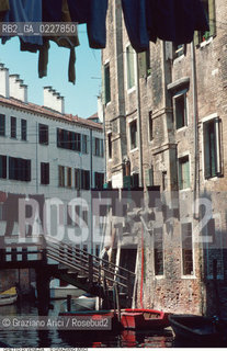 Nome:..GHETTO NOVO : CASE E PONTE ....Localizzazione:..VENEZIA / CANNAREGIO / GHETTO NOVO..VENICE / CANNAREGIO  / GHETTO NOVO  ..Soggetto:..CASE  ..HOUSES  ..Cronologia:......Autore:......Stile:......Editori Stampatori:......Committenza:......Materia e Tecnica:......Collocazione:......Note:......Riproduzione Fotografica:..Graziano Arici/Rosebud2  ....Copyright:..Graziano Arici/Rosebud2/  ....Data:..1994....Costo:..A....Key:..GHETTO NOVO  ESTERNI  ..EXTERIORS