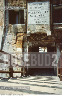 Caption: Nome:..GHETTO NOVO : PONTE CHE CONDUCE ALL ENTRATA DEL GHETTO NOVO....Localizzazione:..VENEZIA / CANNAREGIO / GHETTO NOVO..VENICE / CANNAREGIO  / GHETTO NOVO  ..Soggetto:..PONTE CHE CONDUCE ALL ENTRATA DEL GHETTO NOVO  ..BRIDGE THAT LEADS TO THE ENTRANCE OF THE GHETTO NOVO   ..Cronologia:......Autore:......Stile:......Editori Stampatori:......Committenza:......Materia e Tecnica:......Collocazione:......Note:......Riproduzione Fotografica:..Graziano Arici/Rosebud2  ....Copyright:..Graziano Arici/Rosebud2/  ....Data:..1994....Costo:..A....Key:..GHETTO NOVO  ESTERNI  ..EXTERIORS