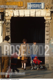 Caption: Nome:..GHETTO VECCHIO : IL PORTICO DENTRATA  ....Localizzazione:..VENEZIA / CANNAREGIO / GHETTO VECCHIO  ..VENICE / CANNAREGIO  / GHETTO VECCHIO   ..Soggetto:..IL PORTICO DENTRATA  ..THE PORTICO OF THE ENTRANCE  ..Cronologia:......Autore:......Stile:......Editori Stampatori:......Committenza:......Materia e Tecnica:......Collocazione:......Note:......Riproduzione Fotografica:..Graziano Arici/Rosebud2  ....Copyright:..Graziano Arici/Rosebud2/  ....Data:..1994....Costo:..A....Key:..GHETTO VECCHIO  ESTERNI  ..EXTERIORS