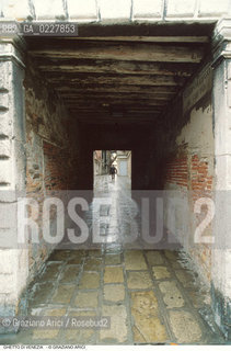 Caption: Nome:..GHETTO VECCHIO : IL PORTICO DENTRATA  ....Localizzazione:..VENEZIA / CANNAREGIO / GHETTO VECCHIO  ..VENICE / CANNAREGIO  / GHETTO VECCHIO   ..Soggetto:..IL PORTICO DENTRATA  ..THE PORTICO OF THE ENTRANCE  ..Cronologia:......Autore:......Stile:......Editori Stampatori:......Committenza:......Materia e Tecnica:......Collocazione:......Note:......Riproduzione Fotografica:..Graziano Arici/Rosebud2  ....Copyright:..Graziano Arici/Rosebud2/  ....Data:..1994....Costo:..A....Key:..GHETTO VECCHIO  ESTERNI  ..EXTERIORS