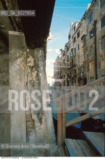 Caption: Nome:..GHETTO NOVO : SOTTOPORTICO DI ENTRATA DEL GHETTO NOVO ....Localizzazione:..VENEZIA / CANNAREGIO / GHETTO NOVO..VENICE / CANNAREGIO  / GHETTO NOVO..Soggetto:..SOTTOPORTICO DI ENTRATA DEL GHETTO NOVO  CARDINI..SOTTOPORTICO OF ENTRANCE TO THE GHETTO NOVO  ..Cronologia:......Autore:......Stile:......Editori Stampatori:......Committenza:......Materia e Tecnica:......Collocazione:......Note:..SI NOTANO I FORI DEI CARDINI DL PORTONE CHE CHIUDEVA IL GHETTO   ....Riproduzione Fotografica:..Graziano Arici/Rosebud2  ....Copyright:..Graziano Arici/Rosebud2/  ....Data:..1994....Costo:..A....Key:..GHETTO NOVO  ESTERNI  ..EXTERIORS