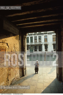 Caption: Nome:..GHETTO VECCHIO : IL PORTICO DENTRATA  ....Localizzazione:..VENEZIA / CANNAREGIO / GHETTO VECCHIO  ..VENICE / CANNAREGIO  / GHETTO VECCHIO   ..Soggetto:..IL PORTICO DENTRATA  ..THE PORTICO OF THE ENTRANCE  ..Cronologia:......Autore:......Stile:......Editori Stampatori:......Committenza:......Materia e Tecnica:......Collocazione:......Note:......Riproduzione Fotografica:..Graziano Arici/Rosebud2  ....Copyright:..Graziano Arici/Rosebud2/  ....Data:..1994....Costo:..A....Key:..GHETTO VECCHIO  ESTERNI  ..EXTERIORS