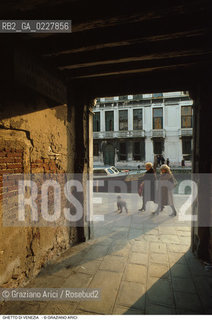 Caption: Nome:..GHETTO VECCHIO : IL PORTICO DENTRATA  ....Localizzazione:..VENEZIA / CANNAREGIO / GHETTO VECCHIO  ..VENICE / CANNAREGIO  / GHETTO VECCHIO   ..Soggetto:..IL PORTICO DENTRATA  ..THE PORTICO OF THE ENTRANCE  ..Cronologia:......Autore:......Stile:......Editori Stampatori:......Committenza:......Materia e Tecnica:......Collocazione:......Note:......Riproduzione Fotografica:..Graziano Arici/Rosebud2  ....Copyright:..Graziano Arici/Rosebud2/  ....Data:..1994....Costo:..A....Key:..GHETTO VECCHIO  ESTERNI  ..EXTERIORS