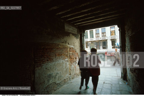 Caption: Nome:..GHETTO VECCHIO : IL PORTICO DENTRATA  ....Localizzazione:..VENEZIA / CANNAREGIO / GHETTO VECCHIO  ..VENICE / CANNAREGIO  / GHETTO VECCHIO   ..Soggetto:..IL PORTICO DENTRATA  ..THE PORTICO OF THE ENTRANCE  ..Cronologia:......Autore:......Stile:......Editori Stampatori:......Committenza:......Materia e Tecnica:......Collocazione:......Note:......Riproduzione Fotografica:..Graziano Arici/Rosebud2  ....Copyright:..Graziano Arici/Rosebud2/  ....Data:..1994....Costo:..A....Key:..GHETTO VECCHIO  ESTERNI  ..EXTERIORS