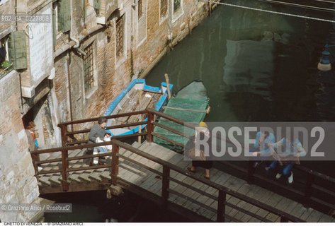 Caption: Nome:..GHETTO NOVO : PONTE CHE CONDUCE ALL ENTRATA DEL GHETTO NOVO ....Localizzazione:..VENEZIA / CANNAREGIO / GHETTO NOVO..VENICE / CANNAREGIO  / GHETTO NOVO  ..Soggetto:..PONTE CHE CONDUCE ALL ENTRATA DEL GHETTO NOVO  ..BRIDGE THAT LEADS TO THE ENTRANCE OF THE GHETTO NOVO   ..Cronologia:......Autore:......Stile:......Editori Stampatori:......Committenza:......Materia e Tecnica:......Collocazione:......Note:......Riproduzione Fotografica:..Graziano Arici/Rosebud2  ....Copyright:..Graziano Arici/Rosebud2/  ....Data:..1994....Costo:..A....Key:..GHETTO NOVO  ESTERNI  ..EXTERIORS