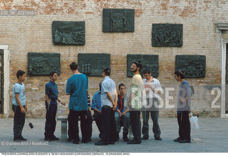 Caption: Nome:..GIOVANI EBREI PRESSO IL MONUMENTO ALLOLOCAUSTO..     ..Localizzazione:..VENEZIA / CANNAREGIO / GHETTO NUOVO   ..Soggetto: ..Cronologia:..  ....Autore:......Stile:......Editori Stampatori:......Committenza:......Materia e Tecnica:......Collocazione:......Note:......Riproduzione Fotografica:  ..Graziano Arici/Rosebud2 ....Copyright:..Graziano Arici/Rosebud2/....Data:..1994 ....Costo:..A....Key:..RITI..RITES