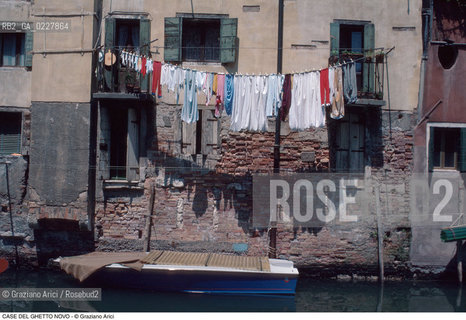Caption: Nome:..GHETTO NOVO : CASE  ....Localizzazione:..VENEZIA / CANNAREGIO / GHETTO NOVO..VENICE / CANNAREGIO  / GHETTO NOVO..Soggetto:..CASE  ..HOUSES  ..Cronologia:......Autore:......Stile:......Editori Stampatori:......Committenza:......Materia e Tecnica:......Collocazione:......Note:......Riproduzione Fotografica:..Graziano Arici/Rosebud2  ....Copyright:..Graziano Arici/Rosebud2/  ....Data:..1994....Costo:..A....Key:..GHETTO NOVO  ESTERNI  ..EXTERIORS