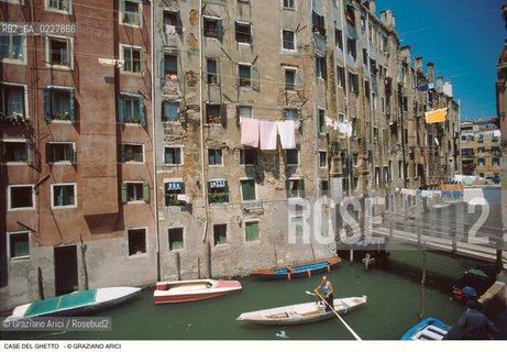 Caption: Nome:..GHETTO NOVO : CASE  ....Localizzazione:..VENEZIA / CANNAREGIO / GHETTO NOVO..VENICE / CANNAREGIO  / GHETTO NOVO..Soggetto:..CASE  ..HOUSES  ..Cronologia:......Autore:......Stile:......Editori Stampatori:......Committenza:......Materia e Tecnica:......Collocazione:......Note:......Riproduzione Fotografica:..Graziano Arici/Rosebud2  ....Copyright:..Graziano Arici/Rosebud2/  ....Data:..1994....Costo:..A....Key:..GHETTO NOVO  ESTERNI  ..EXTERIORS