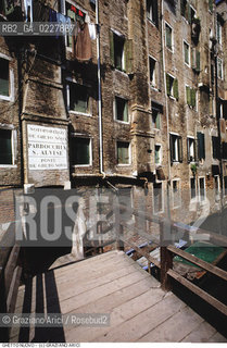 Nome:..GHETTO NOVO : PONTE CHE CONDUCE ALL ENTRATA DEL GHETTO NOVO....Localizzazione:..VENEZIA / CANNAREGIO / GHETTO NOVO..VENICE / CANNAREGIO  / GHETTO NOVO  ..Soggetto:..PONTE CHE CONDUCE ALL ENTRATA DEL GHETTO NOVO  ..BRIDGE THAT LEADS TO THE ENTRANCE OF THE GHETTO NOVO   ..Cronologia:......Autore:......Stile:......Editori Stampatori:......Committenza:......Materia e Tecnica:......Collocazione:......Note:......Riproduzione Fotografica:..Graziano Arici/Rosebud2  ....Copyright:..Graziano Arici/Rosebud2/  ....Data:..1994....Costo:..A....Key:..GHETTO NOVO  ESTERNI  ..EXTERIORS  ..