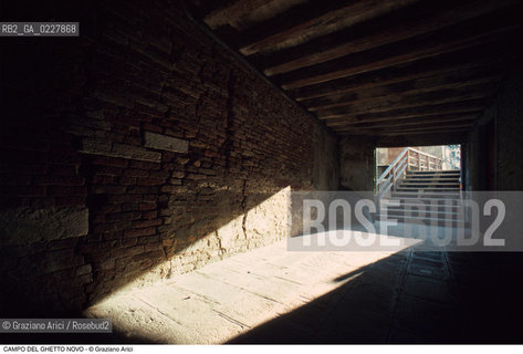 Caption: Nome:..GHETTO NOVO : SOTTOPORTICO DEL GHETTO NOVO    ....Localizzazione:..VENEZIA / CANNAREGIO / GHETTO NOVO..VENICE / CANNAREGIO  / GHETTO NOVO  ..Soggetto:..SOTTOPORTICO DEL GHETTO NOVO  ....Cronologia:......Autore:......Stile:......Editori Stampatori:......Committenza:......Materia e Tecnica:......Collocazione:......Note:......Riproduzione Fotografica:..Graziano Arici/Rosebud2  ....Copyright:..Graziano Arici/Rosebud2/  ....Data:..1994....Costo:..A....Key:..GHETTO NOVO  ESTERNI  ..EXTERIORS