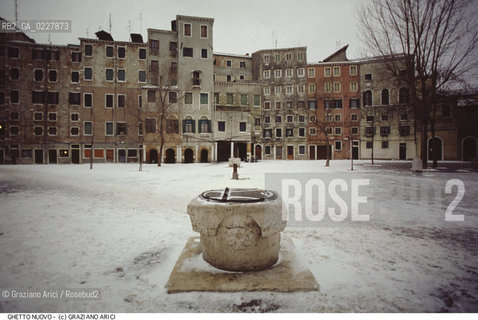 Nome:..GHETTO NOVO :  CAMPO DEL GHETTO NOVO  ....Localizzazione:..VENEZIA / CANNAREGIO / GHETTO NOVO..VENICE / CANNAREGIO  / GHETTO NOVO..Soggetto:..CAMPO DEL GHETTO NOVO / POZZO / NEVE  ..CAMPO DEL GHETTO NOVO  /  WELL / SNOW   ..Cronologia:......Autore:......Stile:......Editori Stampatori:......Committenza:......Materia e Tecnica:......Collocazione:......Note:......Riproduzione Fotografica:..Graziano Arici/Rosebud2  ....Copyright:..Graziano Arici/Rosebud2/  ....Data:..1994....Costo:..A....Key:..GHETTO NOVO  ESTERNI  ..EXTERIORS  ..