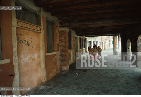 Caption: Nome:..GHETTO NOVO : SOTTOPORTICO DEL BANCO ROSSO  (BANCO DEI PEGNI)....Localizzazione:..VENEZIA / CANNAREGIO / GHETTO NOVO..VENICE / CANNAREGIO  / GHETTO NOVO  ..Soggetto:..SOTTOPORTICO DEL BANCO ROSSO / BANCO DEI PEGNI  ..SOTTOPORTICO DEL BANCO ROSSO / PAWNBROKERS SHOP  ..Cronologia:......Autore:......Stile:......Editori Stampatori:......Committenza:......Materia e Tecnica:......Collocazione:......Note:......Riproduzione Fotografica:..Graziano Arici/Rosebud2  ....Copyright:..Graziano Arici/Rosebud2/  ....Data:..1994....Costo:..A....Key:..GHETTO NOVO  ESTERNI  ..EXTERIORS