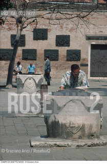 Caption: Nome:..GHETTO NOVO : CAMPO DEL GHETTO NOVO E IL MONUMENTO ALLOLOCAUSTO....Localizzazione:..VENEZIA / CANNAREGIO / GHETTO NOVO..VENICE / CANNAREGIO  / GHETTO NOVO  ..Soggetto:..CAMPO DEL GHETTO NOVO / IL MONUMENTO ALLOLOCAUSTO / POZZI  ..CAMPO DEL GHETTO NOVO  / THE HOLOCAUST MEMORIAL / WELLS   ..Cronologia:......Autore:......Stile:......Editori Stampatori:......Committenza:......Materia e Tecnica:......Collocazione:......Note:......Riproduzione Fotografica:..Graziano Arici/Rosebud2  ....Copyright:..Graziano Arici/Rosebud2/  ....Data:..1994....Costo:..A....Key:..GHETTO NOVO  ESTERNI  VITA  ..EXTERIORS  LIVING