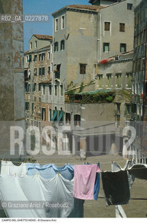 Caption: Nome:..GHETTO NOVO : CAMPO DEL GHETTO NOVO....Localizzazione:..VENEZIA / CANNAREGIO / GHETTO NOVO..VENICE / CANNAREGIO  / GHETTO NOVO..Soggetto:..CAMPO DEL GHETTO NOVO....Cronologia:......Autore:......Stile:......Editori Stampatori:......Committenza:......Materia e Tecnica:......Collocazione:......Note:......Riproduzione Fotografica:..Graziano Arici/Rosebud2  ....Copyright:..Graziano Arici/Rosebud2/  ....Data:..1994....Costo:..A....Key:..GHETTO NOVO  ESTERNI  ..EXTERIORS