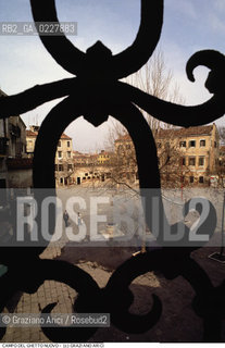Nome:..GHETTO NOVO : CAMPO DEL GHETTO NOVO VISTO ATTRAVERSO UNA GRATA..DELLA SCUOLA TEDESCA  ....Localizzazione:..VENEZIA / CANNAREGIO / GHETTO NOVO..VENICE / CANNAREGIO  / GHETTO NOVO ..Soggetto:..CAMPO DEL GHETTO NOVO VISTO ATTRAVERSO UNA GRATA..CAMPO DEL GHETTO NOVO / SEEN THROUGH  A GRATING..Cronologia:......Autore:......Stile:......Editori Stampatori:......Committenza:......Materia e Tecnica:......Collocazione:......Note:......Riproduzione Fotografica:..Graziano Arici/Rosebud2  ....Copyright:..Graziano Arici/Rosebud2/  ....Data:..1994....Costo:..A....Key:..GHETTO NOVO  ESTERNI  ..EXTERIORS ..