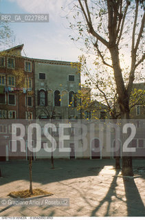 Caption: Nome:..GHETTO NOVO : LA SCUOLA TEDESCA IN CAMPO DEL GHETTO NOVO....Localizzazione:..VENEZIA / CANNAREGIO / GHETTO NOVO..VENICE / CANNAREGIO  / GHETTO NOVO ..Soggetto:..CAMPO DEL GHETTO NOVO  ....Cronologia:......Autore:......Stile:......Editori Stampatori:......Committenza:......Materia e Tecnica:......Collocazione:......Note:......Riproduzione Fotografica:..Graziano Arici/Rosebud2  ....Copyright:..Graziano Arici/Rosebud2/  ....Data:..1994....Costo:..A....Key:..GHETTO NOVO  ESTERNI  CHIESA  ..EXTERIORS  CHURCH