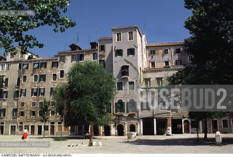 Nome:..GHETTO NOVO : CAMPO DEL GHETTO NOVO  ....Localizzazione:..VENEZIA / CANNAREGIO / GHETTO NOVO..VENICE / CANNAREGIO  / GHETTO NOVO ..Soggetto:..CAMPO DEL GHETTO NOVO  ....Cronologia:......Autore:......Stile:......Editori Stampatori:......Committenza:......Materia e Tecnica:......Collocazione:......Note:......Riproduzione Fotografica:..Graziano Arici/Rosebud2  ....Copyright:..Graziano Arici/Rosebud2/  ....Data:..1994....Costo:..A....Key:..GHETTO NOVO  ESTERNI  ..EXTERIORS ..