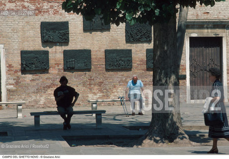 Caption: Nome:..GHETTO NOVO : CAMPO DEL GHETTO - MONUMENTO ALLOLOCAUSTO  ......Localizzazione:..VENEZIA / CANNAREGIO / GHETTO NOVO..VENICE / CANNAREGIO  / GHETTO NOVO   ..Soggetto:..MONUMENTO ALLOLOCAUSTO  ..THE  HOLOCAUST MEMORIAL  ..Cronologia:......Autore:......Stile:......Editori Stampatori:......Committenza:......Materia e Tecnica:......Collocazione:......Note:......Riproduzione Fotografica:..Graziano Arici/Rosebud2  ....Copyright:..Graziano Arici/Rosebud2/  ....Data:..1994....Costo:..A....Key:..GHETTO NOVO  ESTERNI  ..EXTERIORS