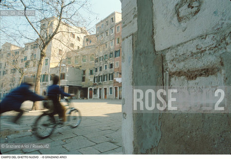 Caption: Nome:..GHETTO NOVO : BOSSOLO PER LE OFFERTE IN CAMPO DEL GHETTO NOVO....Localizzazione:..VENEZIA / CANNAREGIO / GHETTO NOVO..VENICE / CANNAREGIO  / GHETTO NOVO  ..Soggetto:..CAMPO DEL GHETTO NOVO  ....Cronologia:......Autore:......Stile:......Editori Stampatori:......Committenza:......Materia e Tecnica:......Collocazione:......Note:..ISCRIZIONE SOTTO UN ANTICO BOSSOLO PER LE OFFERTE DELLA COMUNITA’ ITALIANA   ....Riproduzione Fotografica:..Graziano Arici/Rosebud2  ....Copyright:..Graziano Arici/Rosebud2/  ....Data:..1994....Costo:..A....Key:..GHETTO NOVO  ESTERNI  ..EXTERIORS