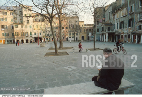 Caption: Nome:..GHETTO NOVO : CAMPO DEL GHETTO NOVO  ....Localizzazione:..VENEZIA / CANNAREGIO / GHETTO NOVO..VENICE / CANNAREGIO  / GHETTO NOVO ..Soggetto:..CAMPO DEL GHETTO NOVO.. ..Cronologia:......Autore:......Stile:......Editori Stampatori:......Committenza:......Materia e Tecnica:......Collocazione:......Note:......Riproduzione Fotografica:..Graziano Arici/Rosebud2  ....Copyright:..Graziano Arici/Rosebud2/  ....Data:..1994....Costo:..A....Key:..GHETTO NOVO  ESTERNI  ..EXTERIORS  ..