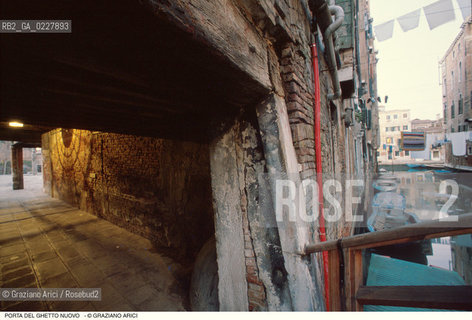 Caption: Nome:..GHETTO NOVO : SOTTOPORTICO DI ENTRATA DEL GHETTO NOVO ....Localizzazione:..VENEZIA / CANNAREGIO / GHETTO NOVO..VENICE / CANNAREGIO  / GHETTO NOVO..Soggetto:..SOTTOPORTICO DI ENTRATA DEL GHETTO NOVO  ..SOTTOPORTICO OF ENTRANCE TO THE GHETTO NOVO  ..Cronologia:......Autore:......Stile:......Editori Stampatori:......Committenza:......Materia e Tecnica:......Collocazione:......Note:..SI NOTANO I FORI DEI CARDINI DL PORTONE CHE CHIUDEVA IL GHETTO   ....Riproduzione Fotografica:..Graziano Arici/Rosebud2  ....Copyright:..Graziano Arici/Rosebud2/  ....Data:..1994....Costo:..A....Key:..GHETTO NOVO  ESTERNI  ..EXTERIORS
