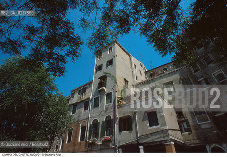 Caption: Nome:..GHETTO NOVO : CASE  IN CAMPO DEL GHETTO NOVO ....Localizzazione:..VENEZIA / CANNAREGIO / GHETTO NOVO..VENICE / CANNAREGIO  / GHETTO NOVO  ..Soggetto:..CASE  ..HOUSES  ..Cronologia:......Autore:......Stile:......Editori Stampatori:......Committenza:......Materia e Tecnica:......Collocazione:......Note:......Riproduzione Fotografica:..Graziano Arici/Rosebud2  ....Copyright:..Graziano Arici/Rosebud2/  ....Data:..1994....Costo:..A....Key:..GHETTO NOVO  ESTERNI  ..EXTERIORS