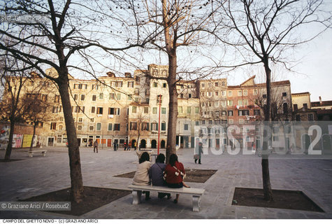 Nome:..GHETTO NOVO : CAMPO DEL GHETTO NOVO  ....Localizzazione:..VENEZIA / CANNAREGIO / GHETTO NOVO..VENICE / CANNAREGIO  / GHETTO NOVO ..Soggetto:..CAMPO DEL GHETTO NOVO..  ..Cronologia:......Autore:......Stile:......Editori Stampatori:......Committenza:......Materia e Tecnica:......Collocazione:......Note:......Riproduzione Fotografica:..Graziano Arici/Rosebud2  ....Copyright:..Graziano Arici/Rosebud2/  ....Data:..1994....Costo:..A....Key:..GHETTO NOVO  ESTERNI  ..EXTERIORS  ..