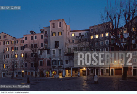 Caption: Nome:..GHETTO NOVO : CASE “GRATTACIELI”  ....Localizzazione:..VENEZIA / CANNAREGIO / GHETTO NOVO..VENICE / CANNAREGIO  / GHETTO NOVO..Soggetto:..CASE “GRATTACIELI”  DI NOTTE..HOUSES  SKYSCRAPERS   ..Cronologia:......Autore:......Stile:......Editori Stampatori:......Committenza:......Materia e Tecnica:......Collocazione:......Note:......Riproduzione Fotografica:..Graziano Arici/Rosebud2  ....Copyright:..Graziano Arici/Rosebud2/  ....Data:..1994....Costo:..A....Key:..GHETTO NOVO  ESTERNI  ..EXTERIORS