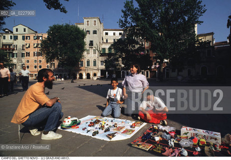 Nome:..GHETTO NOVO : MERCATO ORGANIZZATO DA BAMBINI IN CAMPO DEL GHETTO NOVO ....Localizzazione:..VENEZIA / CANNAREGIO / GHETTO NOVO..VENICE / CANNAREGIO  / GHETTO NOVO ..Soggetto:..MERCATO ORGANIZZATO DA BAMBINI  ..MARKED ORGANIZED BY CHILDREN  ..Cronologia:......Autore:......Stile:......Editori Stampatori:......Committenza:......Materia e Tecnica:......Collocazione:......Note:......Riproduzione Fotografica:..Graziano Arici/Rosebud2  ....Copyright:..Graziano Arici/Rosebud2/  ....Data:..1994....Costo:..A....Key:..GHETTO NOVO  ESTERNI  VITA  ..EXTERIORS  LIVING..