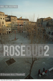 Caption: Nome:..GHETTO NOVO : CAMPO DEL GHETTO NOVO ....Localizzazione:..VENEZIA / CANNAREGIO / GHETTO NOVO..VENICE / CANNAREGIO  / GHETTO NOVO ..Soggetto:..CAMPO DEL GHETTO NOVO.. ..Cronologia:......Autore:......Stile:......Editori Stampatori:......Committenza:......Materia e Tecnica:......Collocazione:......Note:......Riproduzione Fotografica:..Graziano Arici/Rosebud2  ....Copyright:..Graziano Arici/Rosebud2/  ....Data:..1994....Costo:..A....Key:..GHETTO NOVO  ESTERNI  ..EXTERIORS