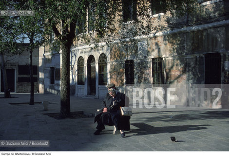 Caption: Nome:..GHETTO NOVO : CAMPO DEL GHETTO NOVO  ....Localizzazione:..VENEZIA / CANNAREGIO / GHETTO NOVO..VENICE / CANNAREGIO  / GHETTO NOVO..Soggetto:..CAMPO DEL GHETTO NOVO  .. ..Cronologia:......Autore:......Stile:......Editori Stampatori:......Committenza:......Materia e Tecnica:......Collocazione:......Note:......Riproduzione Fotografica:..Graziano Arici/Rosebud2  ....Copyright:..Graziano Arici/Rosebud2/  ....Data:..1994....Costo:..A....Key:..GHETTO NOVO  ESTERNI  ..EXTERIORS