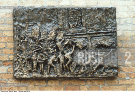 Caption: Nome:..GHETTO NOVO : CAMPO DEL GHETTO NOVO E IL MONUMENTO ALLOLOCAUSTO....Localizzazione:..VENEZIA / CANNAREGIO / GHETTO NOVO..VENICE / CANNAREGIO  / GHETTO NOVO  ..Soggetto:..CAMPO DEL GHETTO NOVO / IL MONUMENTO ALLOLOCAUSTO DI ARBITT BLATAS..CAMPO DEL GHETTO NOVO  / THE HOLOCAUST MEMORIAL ..Cronologia:......Autore:......Stile:......Editori Stampatori:......Committenza:......Materia e Tecnica:......Collocazione:......Note:......Riproduzione Fotografica:..Graziano Arici/Rosebud2  ....Copyright:..Graziano Arici/Rosebud2/  ....Data:..1994....Costo:..A....Key:..GHETTO NOVO  ESTERNI  VITA  ..EXTERIORS  LIVING