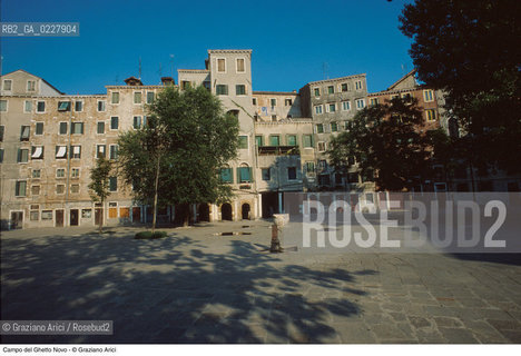 Caption: Nome:..GHETTO NOVO : CAMPO DEL GHETTO NOVO  ....Localizzazione:..VENEZIA / CANNAREGIO / GHETTO NOVO..VENICE / CANNAREGIO  / GHETTO NOVO ..Soggetto:..CAMPO DEL GHETTO NOVO  ....Cronologia:......Autore:......Stile:......Editori Stampatori:......Committenza:......Materia e Tecnica:......Collocazione:......Note:......Riproduzione Fotografica:..Graziano Arici/Rosebud2  ....Copyright:..Graziano Arici/Rosebud2/  ....Data:..1994....Costo:..A....Key:..GHETTO NOVO  ESTERNI  ..EXTERIORS