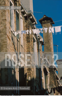 Caption: Nome:..GHETTO VECCHIO : CASE PRIVATE SUL CANALE....Localizzazione:..VENEZIA / CANNAREGIO / GHETTO VECCHIO  CAMINO..VENICE / CANNAREGIO  / GHETTO VECCHIO   ..Soggetto:..CASE PRIVATE  ..PRIVATE HOUSES  ..Cronologia:......Autore:......Stile:......Editori Stampatori:......Committenza:......Materia e Tecnica:......Collocazione:......Note:......Riproduzione Fotografica:..Graziano Arici/Rosebud2  ....Copyright:..Graziano Arici/Rosebud2/  ....Data:..1994....Costo:..A....Key:..GHETTO VECCHIO  ESTERNI  ..EXTERIORS