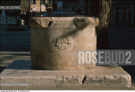 Caption: Nome:..GHETTO NOVO : CAMPO DEL GHETTO NOVO ....Localizzazione:..VENEZIA / CANNAREGIO / GHETTO NOVO..VENICE / CANNAREGIO  / GHETTO NOVO  ..Soggetto:..CAMPO DEL GHETTO NOVO / IL MONUMENTO ALLOLOCAUSTO / POZZO  ..CAMPO DEL GHETTO NOVO  / THE HOLOCAUST MEMORIAL /  ..Cronologia:......Autore:......Stile:......Editori Stampatori:......Committenza:......Materia e Tecnica:......Collocazione:......Note:......Riproduzione Fotografica:..Graziano Arici/Rosebud2  ....Copyright:..Graziano Arici/Rosebud2/  ....Data:..1994....Costo:..A....Key:..GHETTO NOVO  ESTERNI  VITA  ..EXTERIORS  LIVING