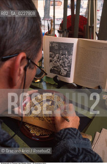 Caption: Nome:..GHETTO NOVO : ARTIGIANATO (DECORAZIONE SU VETRO DI MOTIVI DECORATIVI EBRAICI) ....Localizzazione:..VENEZIA / CANNAREGIO / GHETTO VECCHIO  ..VENICE / CANNAREGIO  / GHETTO VECCHIO   ..Soggetto:..ARTE EBRAICA / ARTIGIANATO / DECORAZIONE SU VETRO  ..JEWISH ART / HANDYCRAFT  / PAINTING ON GLASS  ..Cronologia:......Autore:......Stile:......Editori Stampatori:......Committenza:......Materia e Tecnica:......Collocazione:......Note:......Riproduzione Fotografica:..Graziano Arici/Rosebud2  ....Copyright:..Graziano Arici/Rosebud2/  ....Data:..1994....Costo:..A....Key:..GHETTO NOVO ARTIGIANATO  ..HANDYCRAFT