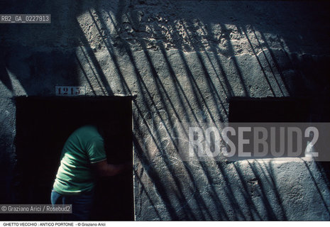 Caption: Nome:..GHETTO VECCHIO : ANTICO PORTONE ....Localizzazione:..VENEZIA / CANNAREGIO / GHETTO VECCHIO  ..VENICE / CANNAREGIO  / GHETTO VECCHIO   ..Soggetto:..PORTONE  ..DOORWAY  ..Cronologia:......Autore:......Stile:......Editori Stampatori:......Committenza:......Materia e Tecnica:......Collocazione:......Note:......Riproduzione Fotografica:..Graziano Arici/Rosebud2  ....Copyright:..Graziano Arici/Rosebud2/  ....Data:..1994....Costo:..A....Key:..GHETTO VECCHIO  ESTERNI  ..EXTERIORS