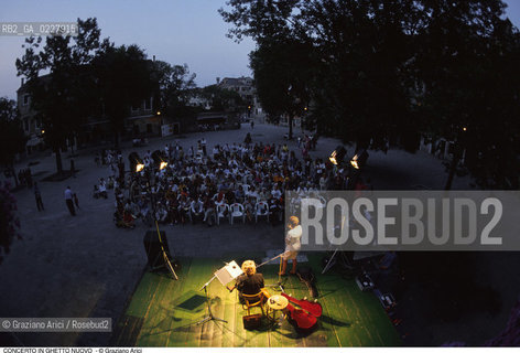 Caption: Nome:..GHETTO NOVO : CONCERTO IN CAMPO DEL GHETTO NOVO  ....Localizzazione:..VENEZIA / CANNAREGIO / GHETTO NOVO..VENICE / CANNAREGIO  / GHETTO NOVO..Soggetto:..CONCERTO IN CAMPO DEL GHETTO NOVO  ..CONCERT IN THE CAMPO DEL GHETTO NOVO  ..Cronologia:......Autore:......Stile:......Editori Stampatori:......Committenza:......Materia e Tecnica:......Collocazione:......Note:......Riproduzione Fotografica:..Graziano Arici/Rosebud2  ....Copyright:..Graziano Arici/Rosebud2/  ....Data:..1994....Costo:..A....Key:..GHETTO NOVO  ESTERNI  EVENTI  ..EXTERIORS  EVENTI