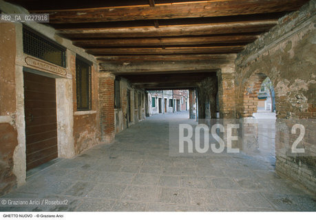 Caption: Nome:..GHETTO NOVO : SOTTOPORTICO DEL BANCO ROSSO  (BANCO DEI PEGNI)....Localizzazione:..VENEZIA / CANNAREGIO / GHETTO NOVO..VENICE / CANNAREGIO  / GHETTO NOVO  ..Soggetto:..SOTTOPORTICO DEL BANCO ROSSO / BANCO DEI PEGNI  ..SOTTOPORTICO DEL BANCO ROSSO / PAWNBROKERS SHOP  ..Cronologia:......Autore:......Stile:......Editori Stampatori:......Committenza:......Materia e Tecnica:......Collocazione:......Note:......Riproduzione Fotografica:..Graziano Arici/Rosebud2  ....Copyright:..Graziano Arici/Rosebud2/  ....Data:..1994....Costo:..A....Key:..GHETTO NOVO  ESTERNI  ..EXTERIORS