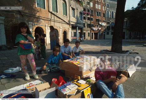 Caption: Nome:..GHETTO NOVO : MERCATO ORGANIZZATO DA BAMBINI IN CAMPO DEL GHETTO NOVO ....Localizzazione:..VENEZIA / CANNAREGIO / GHETTO NOVO..VENICE / CANNAREGIO  / GHETTO NOVO ..Soggetto:..MERCATO ORGANIZZATO DA BAMBINI  ..MARKED ORGANIZED BY CHILDREN  ..Cronologia:......Autore:......Stile:......Editori Stampatori:......Committenza:......Materia e Tecnica:......Collocazione:......Note:......Riproduzione Fotografica:..Graziano Arici/Rosebud2  ....Copyright:..Graziano Arici/Rosebud2/  ....Data:..1994....Costo:..A....Key:..GHETTO NOVO  ESTERNI  VITA  ..EXTERIORS  LIVING