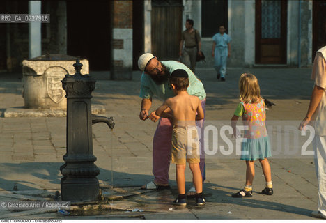Caption: Nome:..GHETTO NOVO : CAMPO DEL GHETTO NOVO  ....Localizzazione:..VENEZIA / CANNAREGIO / GHETTO NOVO..VENICE / CANNAREGIO  / GHETTO NOVO..Soggetto:..CAMPO DEL GHETTO NOVO / FONTANA  ..CAMPO DEL GHETTO NOVO  /  FOUNTAIN   ..Cronologia:......Autore:......Stile:......Editori Stampatori:......Committenza:......Materia e Tecnica:......Collocazione:......Note:......Riproduzione Fotografica:..Graziano Arici/Rosebud2  ....Copyright:..Graziano Arici/Rosebud2/  ....Data:..1994....Costo:..A....Key:..GHETTO NOVO VITA  ESTERNI  ..EXTERIORS  LIVING