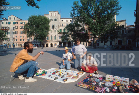 Caption: Nome:..GHETTO NOVO : MERCATO ORGANIZZATO DA BAMBINI IN CAMPO DEL GHETTO NOVO ....Localizzazione:..VENEZIA / CANNAREGIO / GHETTO NOVO..VENICE / CANNAREGIO  / GHETTO NOVO ..Soggetto:..MERCATO ORGANIZZATO DA BAMBINI  ..MARKED ORGANIZED BY CHILDREN  ..Cronologia:......Autore:......Stile:......Editori Stampatori:......Committenza:......Materia e Tecnica:......Collocazione:......Note:......Riproduzione Fotografica:..Graziano Arici/Rosebud2  ....Copyright:..Graziano Arici/Rosebud2/  ....Data:..1994....Costo:..A....Key:..GHETTO NOVO  ESTERNI  VITA  ..EXTERIORS  LIVING