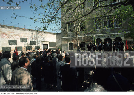 Caption: Nome:..GHETTO NOVO : MANIFESTAZIONE DAVANTI AL MONUMENTO ALLOLOCAUSTO ....Localizzazione:..VENEZIA / CANNAREGIO / GHETTO NOVO..VENICE / CANNAREGIO  / GHETTO NOVO  ..Soggetto:....Cronologia:......Autore:......Stile:......Editori Stampatori:......Committenza:......Materia e Tecnica:......Collocazione:......Note:......Riproduzione Fotografica:..Graziano Arici/Rosebud2  ....Copyright:..Graziano Arici/Rosebud2/  ....Data:..1994....Costo:..A....Key:..GHETTO NOVO