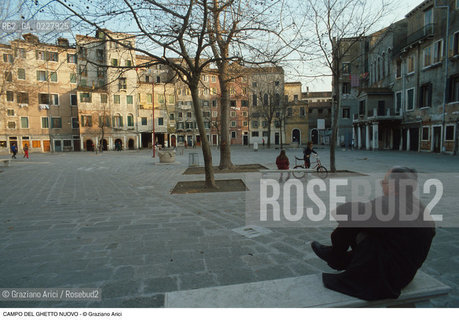Caption: Nome:..GHETTO NOVO : CAMPO DEL GHETTO NOVO  ....Localizzazione:..VENEZIA / CANNAREGIO / GHETTO NOVO..VENICE / CANNAREGIO  / GHETTO NOVO ..Soggetto:..CAMPO DEL GHETTO NOVO.. ..Cronologia:......Autore:......Stile:......Editori Stampatori:......Committenza:......Materia e Tecnica:......Collocazione:......Note:......Riproduzione Fotografica:..Graziano Arici/Rosebud2  ....Copyright:..Graziano Arici/Rosebud2/  ....Data:..1994....Costo:..A....Key:..GHETTO NOVO  ESTERNI  ..EXTERIORS