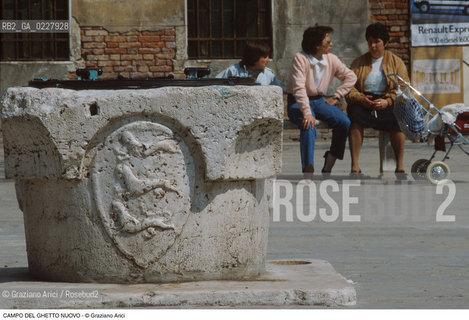 Caption: Nome:..GHETTO NOVO : CAMPO DEL GHETTO NOVO  ....Localizzazione:..VENEZIA / CANNAREGIO / GHETTO NOVO..VENICE / CANNAREGIO  / GHETTO NOVO ..Soggetto:..CAMPO DEL GHETTO NOVO POZZO.. ..Cronologia:......Autore:......Stile:......Editori Stampatori:......Committenza:......Materia e Tecnica:......Collocazione:......Note:......Riproduzione Fotografica:..Graziano Arici/Rosebud2  ....Copyright:..Graziano Arici/Rosebud2/  ....Data:..1994....Costo:..A....Key:..GHETTO NOVO  ESTERNI  ..EXTERIORS