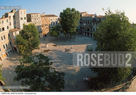 Caption: Nome:..GHETTO NOVO : CAMPO DEL GHETTO NOVO  ....Localizzazione:..VENEZIA / CANNAREGIO / GHETTO NOVO..VENICE / CANNAREGIO  / GHETTO NOVO  ..Soggetto:..CAMPO DEL GHETTO NOVO  ....Cronologia:......Autore:......Stile:......Editori Stampatori:......Committenza:......Materia e Tecnica:......Collocazione:......Note:......Riproduzione Fotografica:..Graziano Arici/Rosebud2  ....Copyright:..Graziano Arici/Rosebud2/  ....Data:..1994....Costo:..A....Key:..GHETTO NOVO  ESTERNI  ..EXTERIORS