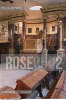 Caption: Nome:..SCUOLA ITALIANA : INTERNO VERSO LA BIMÀ  ....Localizzazione:..VENEZIA / CANNAREGIO / CAMPO DEL GHETTO NOVO  SINAGOGA / SCUOLA ITALIANA..VENICE / CANNAREGIO / CAMPO GHETTO NOVO  SYNAGOGUE  / SCUOLA ITALIANA   ..Soggetto:..INTERNO VERSO LA BIMÀ / PULPITO / ARREDI LIGNEI  ..INTERIOR TOWARDS THE BIMAH  / PULPIT / WOODEN FURNITURE  ..Cronologia:..SEC. XVI ULTIMO QUARTO /1575  ..XVIth CENTURY / 1575  ..Autore:......Stile:..BAROCCO  ..BAROQUE   ..Editori Stampatori:......Committenza:......Materia e Tecnica:......Collocazione:......Note:......Riproduzione Fotografica:..Graziano Arici/Rosebud2  ....Copyright:..Graziano Arici/Rosebud2/  ....Data:..1994....Costo:..A....Key:..CHIESA  ..CHURCH