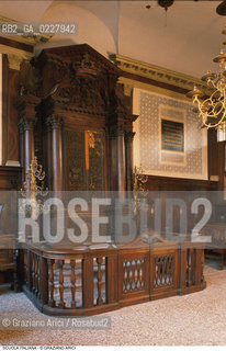 Caption: Nome:..SCUOLA ITALIANA : ARON (ARCA SANTA)  ....Localizzazione:..VENEZIA / CANNAREGIO / CAMPO DEL GHETTO NOVO  SINAGOGA / SCUOLA ITALIANA..VENICE / CANNAREGIO / CAMPO GHETTO NOVO  SYNAGOGUE  / SCUOLA ITALIANA   ..Soggetto:..ARON (ARCA SANTA)  ..AARON (HOLY ARK)  ..Cronologia:..SEC. XVI ULTIMO QUARTO /1575  ..XVIth CENTURY / 1575  ..Autore:......Stile:..BAROCCO  ..BAROQUE   ..Editori Stampatori:......Committenza:......Materia e Tecnica:..LEGNO SCOLPITO E A FINTI INTAGLI (SAGOME DI LEGNO INCOLLATE ALLA SUPERFICIE)  ..CARVED WOOD WITH IMITATION INLAY (PIECES OF WOODEN MOULDING GLUED TO THE SURFACE)   ..Collocazione:......Note:......Riproduzione Fotografica:..Graziano Arici/Rosebud2  ....Copyright:..Graziano Arici/Rosebud2/  ....Data:..1994....Costo:..A....Key:..CHIESA  ..CHURCH