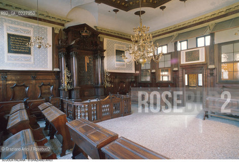 Caption: Nome:..SCUOLA ITALIANA : INTERNO VERSO L’ ARON  ....Localizzazione:..VENEZIA / CANNAREGIO / CAMPO DEL GHETTO NOVO  SINAGOGA / SCUOLA ITALIANA..VENICE / CANNAREGIO / CAMPO GHETTO NOVO  SYNAGOGUE  / SCUOLA ITALIANA   ..Soggetto:..INTERNO VERSO LARON (ARCA SANTA) / ARREDI LIGNEI  ..VIEW TOWARDS THE ARON (HOLY ARK) / WOODEN FURNITURE  ..Cronologia:..SEC. XVI ULTIMO QUARTO /1575  ..XVIth CENTURY / 1575  ..Autore:......Stile:..BAROCCO   BAROQUE   ..Editori Stampatori:......Committenza:......Materia e Tecnica:......Collocazione:......Note:......Riproduzione Fotografica:..Graziano Arici/Rosebud2  ....Copyright:..Graziano Arici/Rosebud2/  ....Data:..1994....Costo:..A....Key:..CHIESA  ..CHURCH